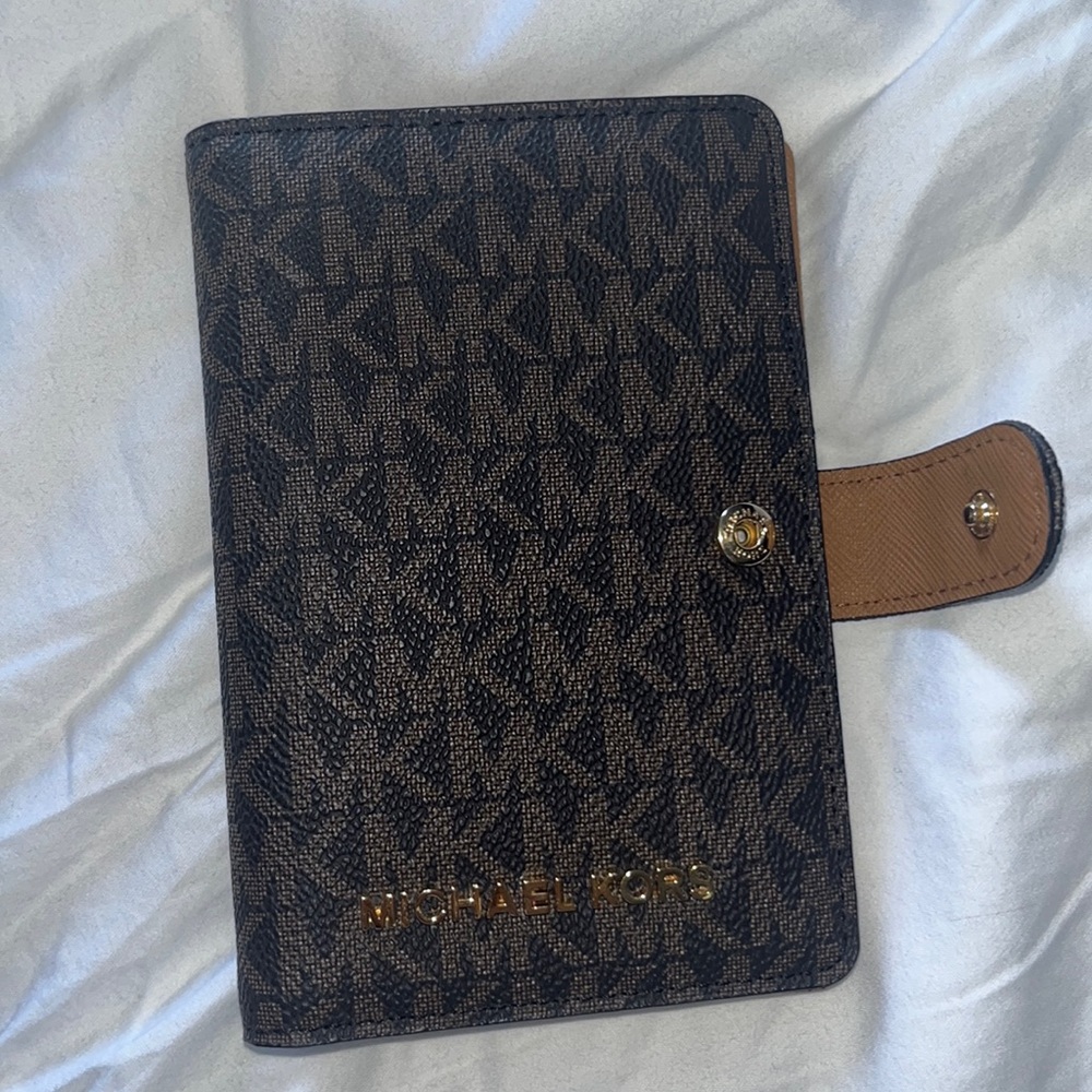 MICHAEL KORS PASSPORT HOLDER NWOT